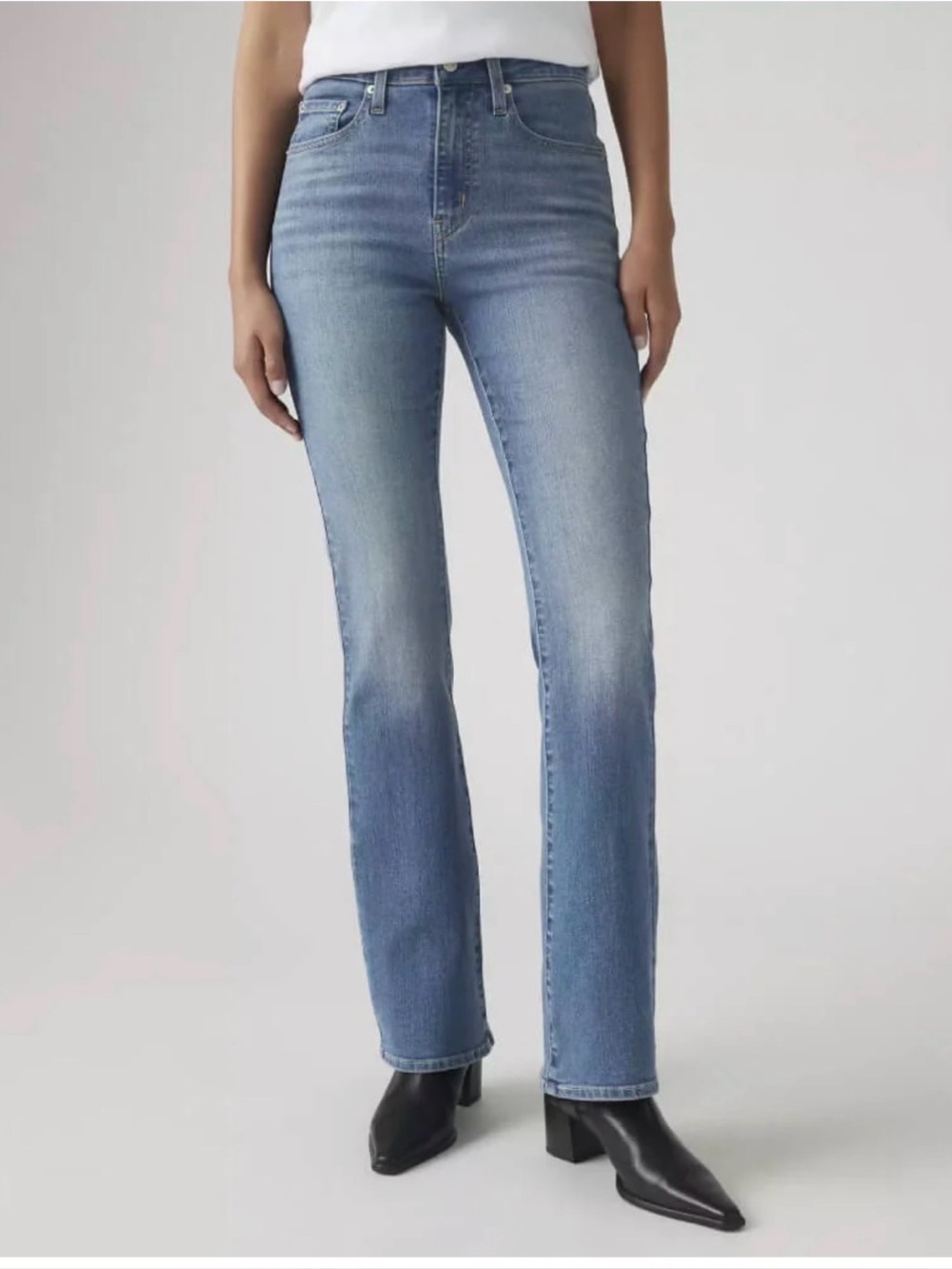 Levi’s 725 High-Rise BootCut Women’s Jeans Size 28 New Without Tag